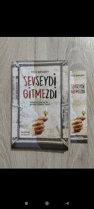 Zeus Kabadayı-Sevseydi Gitmezdi. Fotoğraflardaki gibidir. Yeni ve kusursuzdur sadece fotoğraflarda gördüğünüz gibi çizili yerler olduğu için bu fiyat.