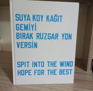 Suya Koy Kağıt Gemiyi Bırak Rüzgar Yön Versin