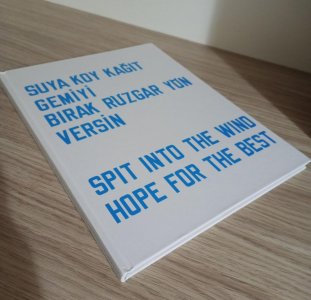 Suya Koy Kağıt Gemiyi Bırak Rüzgar Yön Versin
