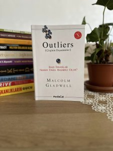 Outliers / Çizginin Dışındakiler